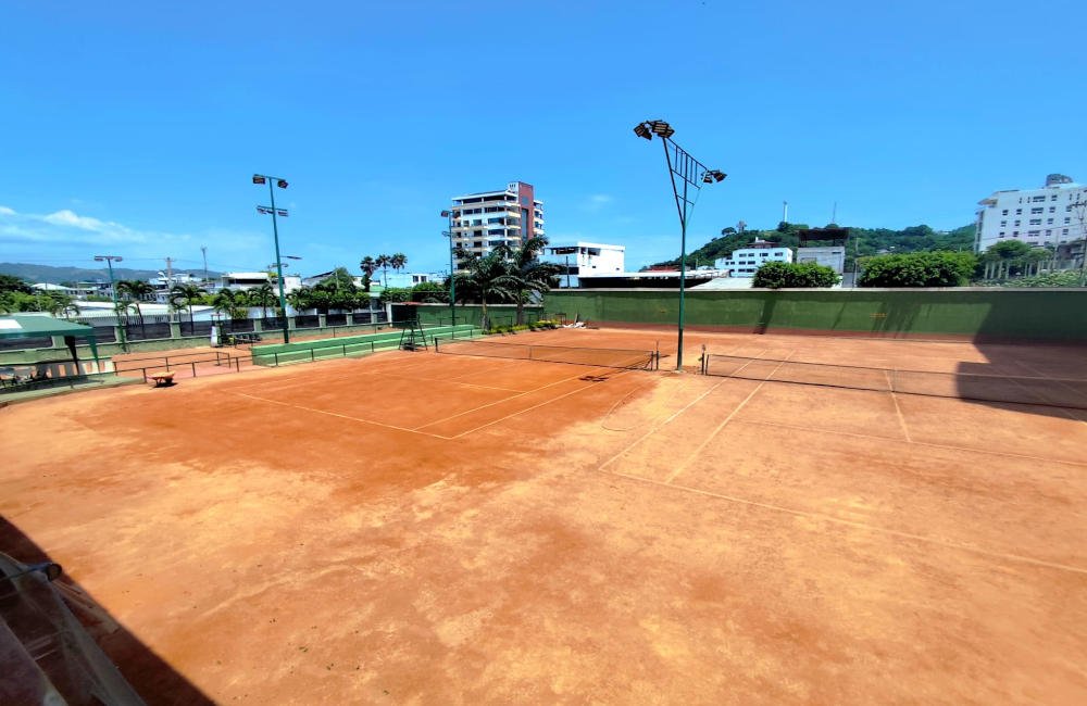 Tennis club in Bahia de Caraquez has 3 clay courts