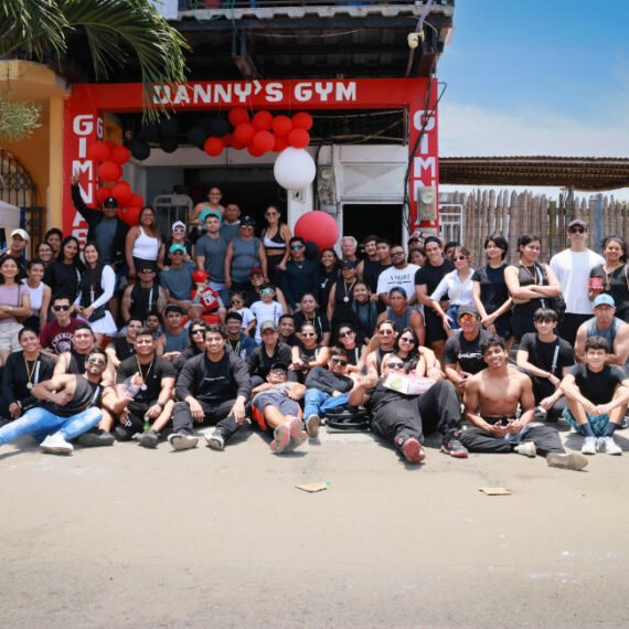clients of Danny's gym in bahia de caraquez