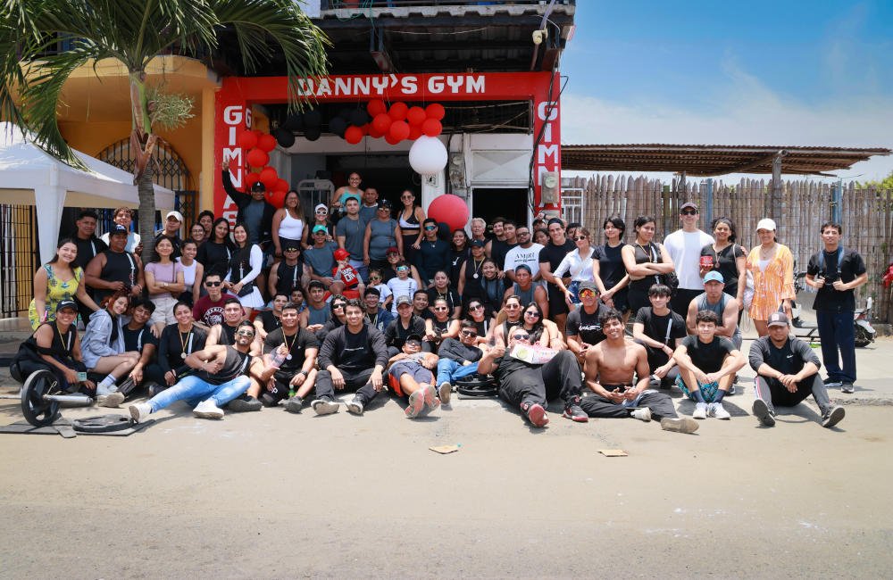 clients of Danny's gym in bahia de caraquez